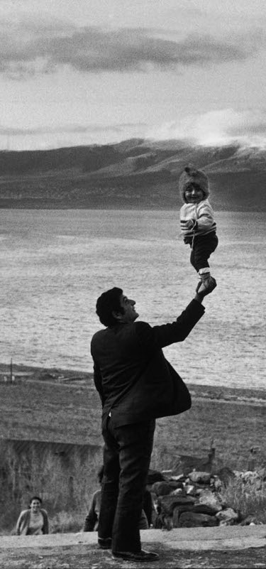 Foto Visitors at Village on the Lake Sevan (detalhe) faz parte da retrospectiva The Man, The Image & The World/Henri Cartier-Bresson/Reprodução